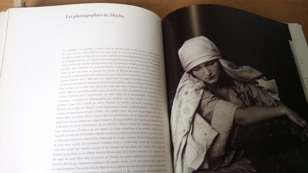 Documentation en illustration : Mucha photographie ses modèles